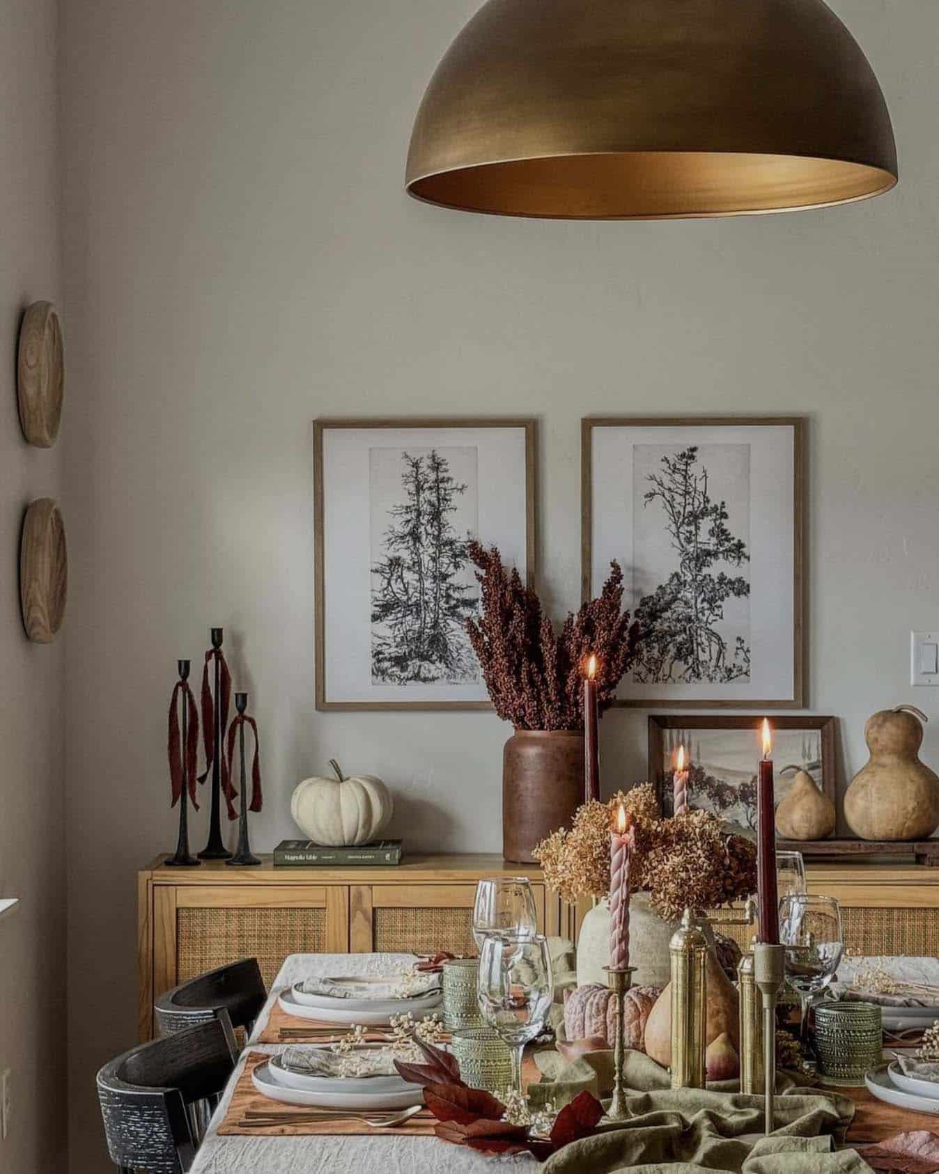 thanksgiving dining table with autumn hues