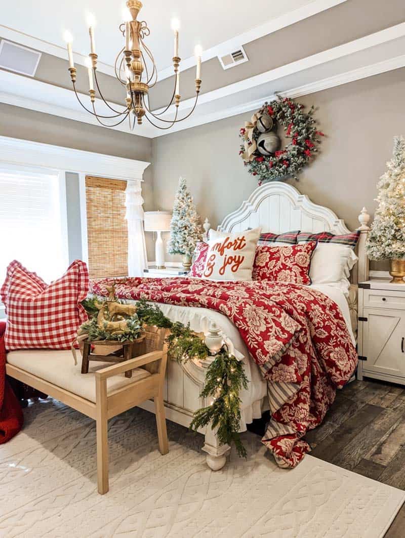christmas bedroom with red, white and green