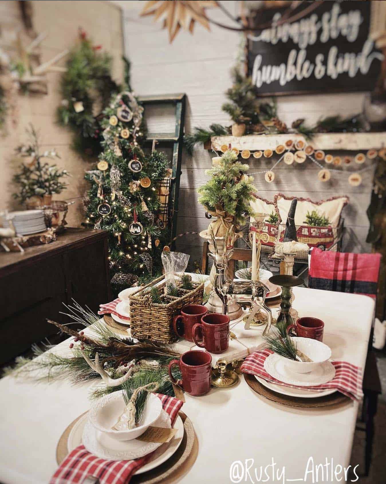 Christmas dining table with a mix of rustic and vintage decorations