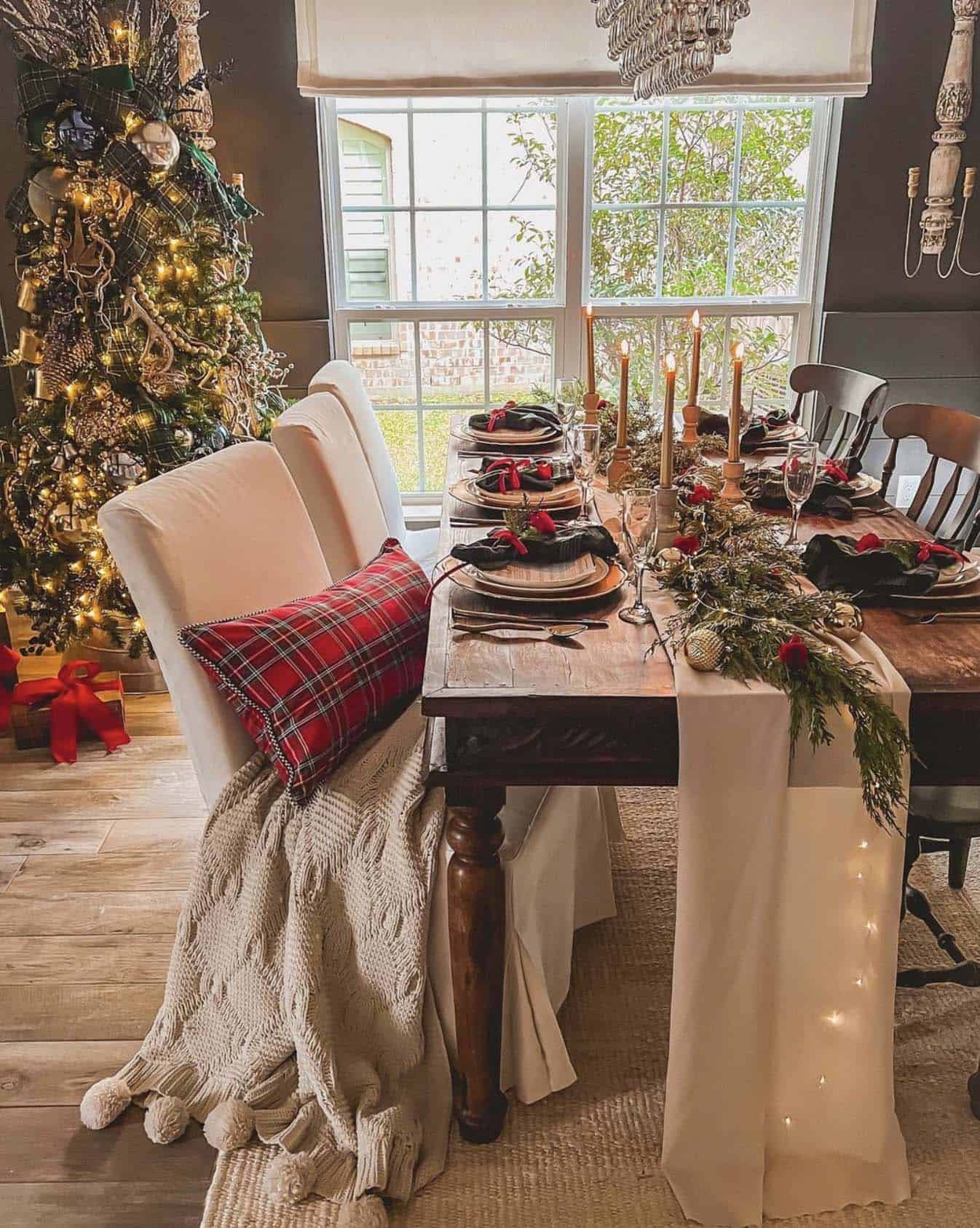 simple yet elegant Christmas decorated dining table