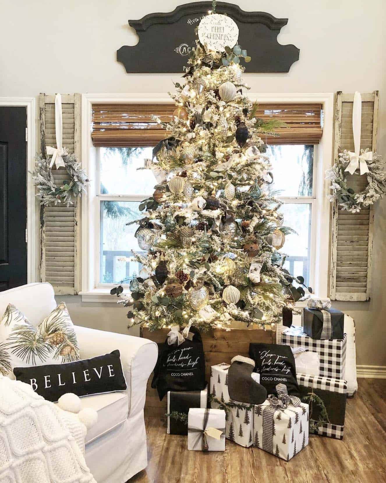 christmas tree with black, white and gold color scheme