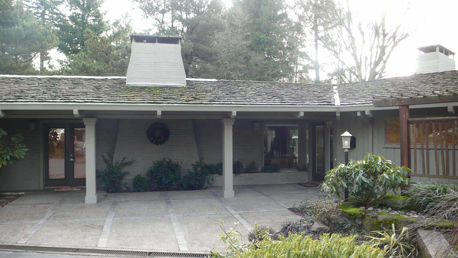 mid-century modern home exterior before the remodel