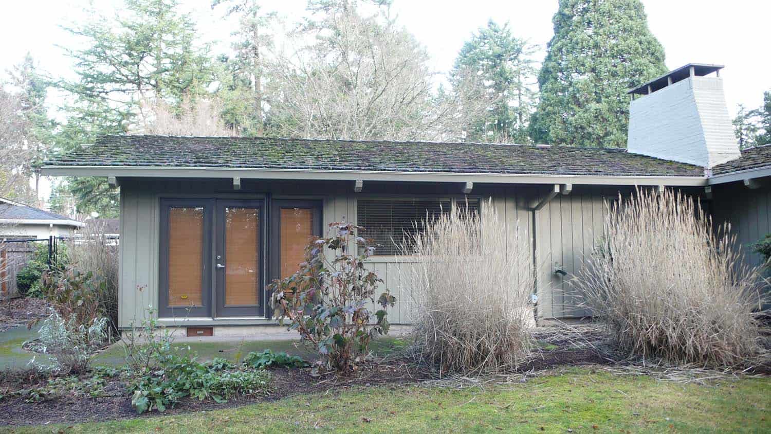 mid-century modern home exterior before the remodel