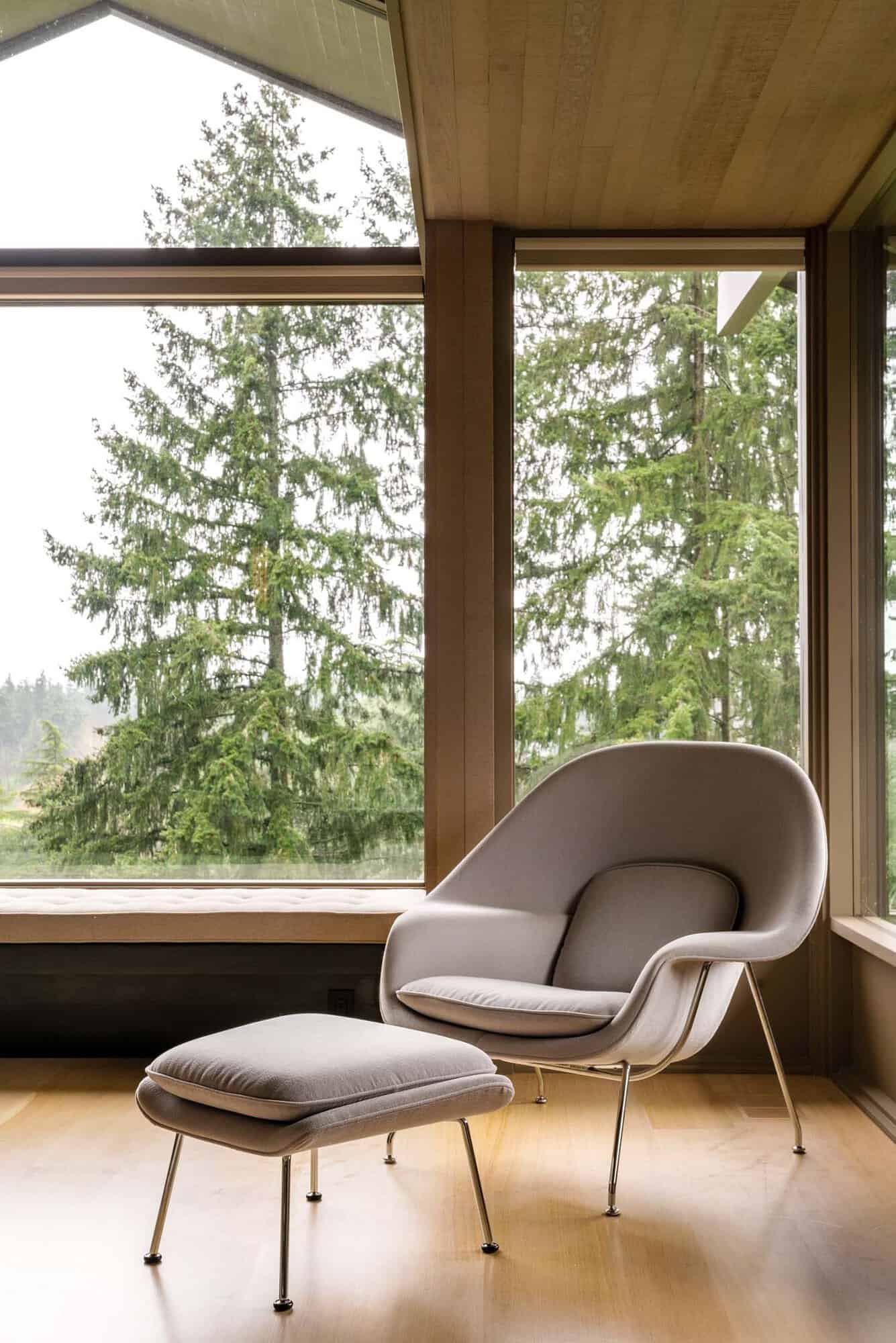 midcentury modern with a Womb chair and ottoman