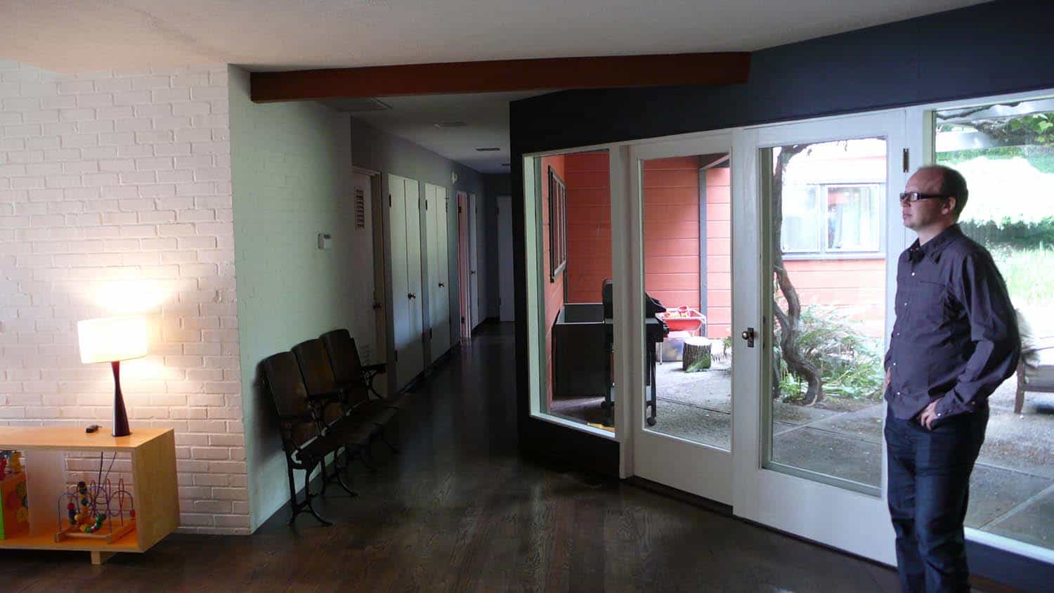 midcentury modern house entry before the remodel