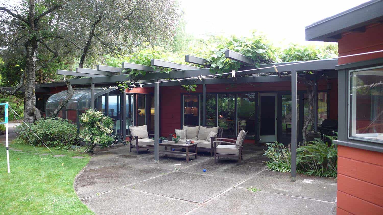 midcentury modern house backyard patio before the remodel