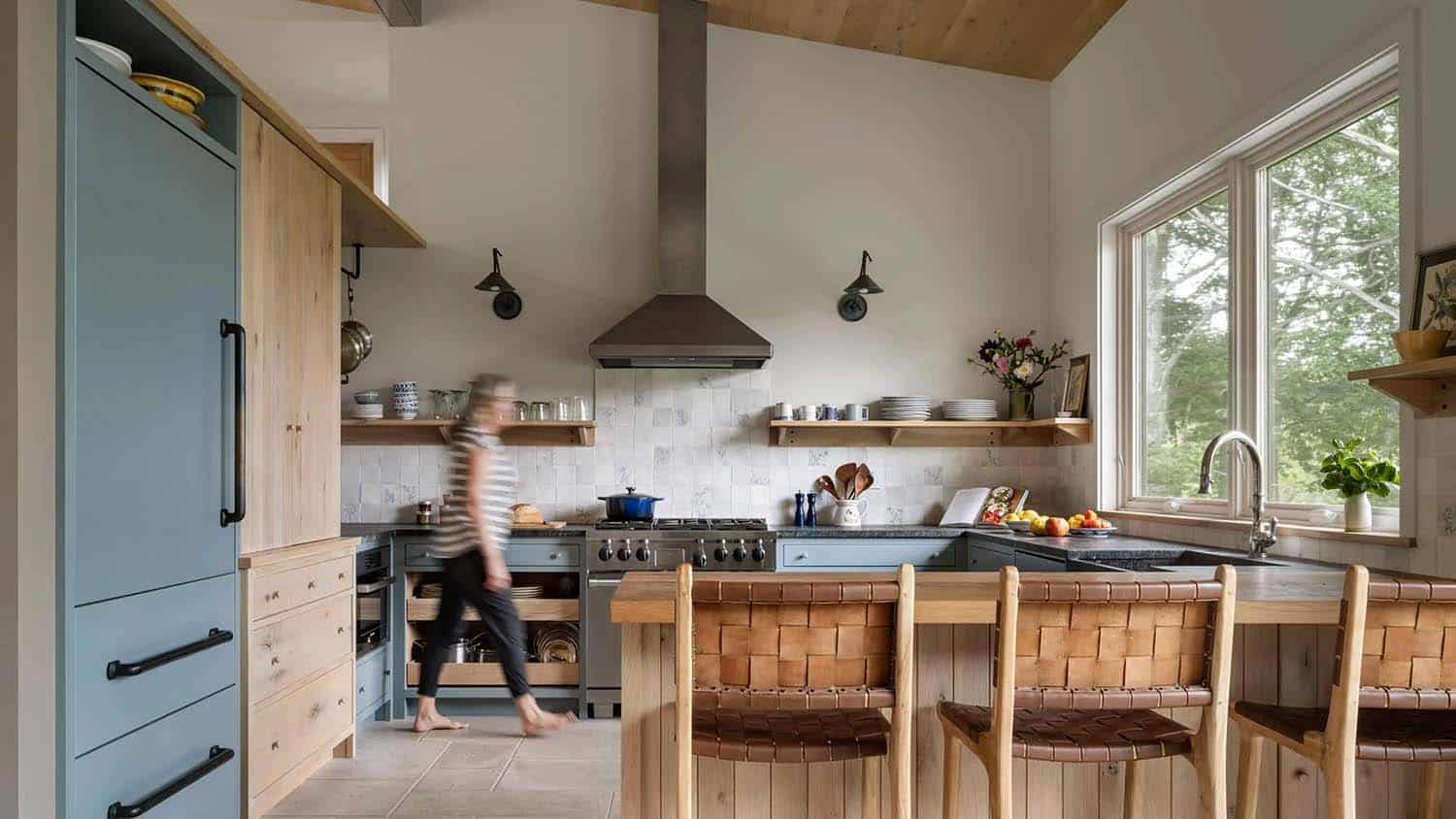 modern coastal style kitchen