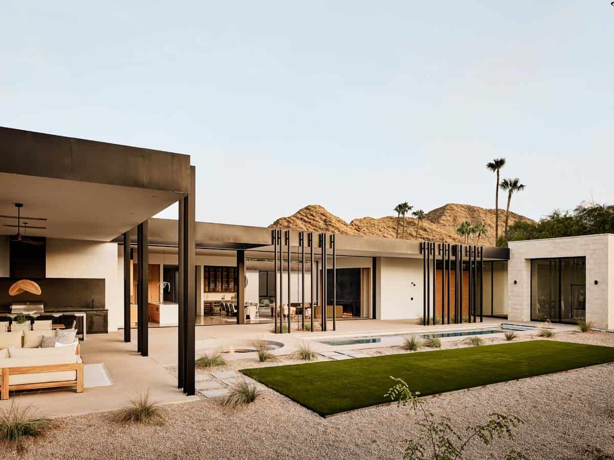 modern desert house exterior courtyard