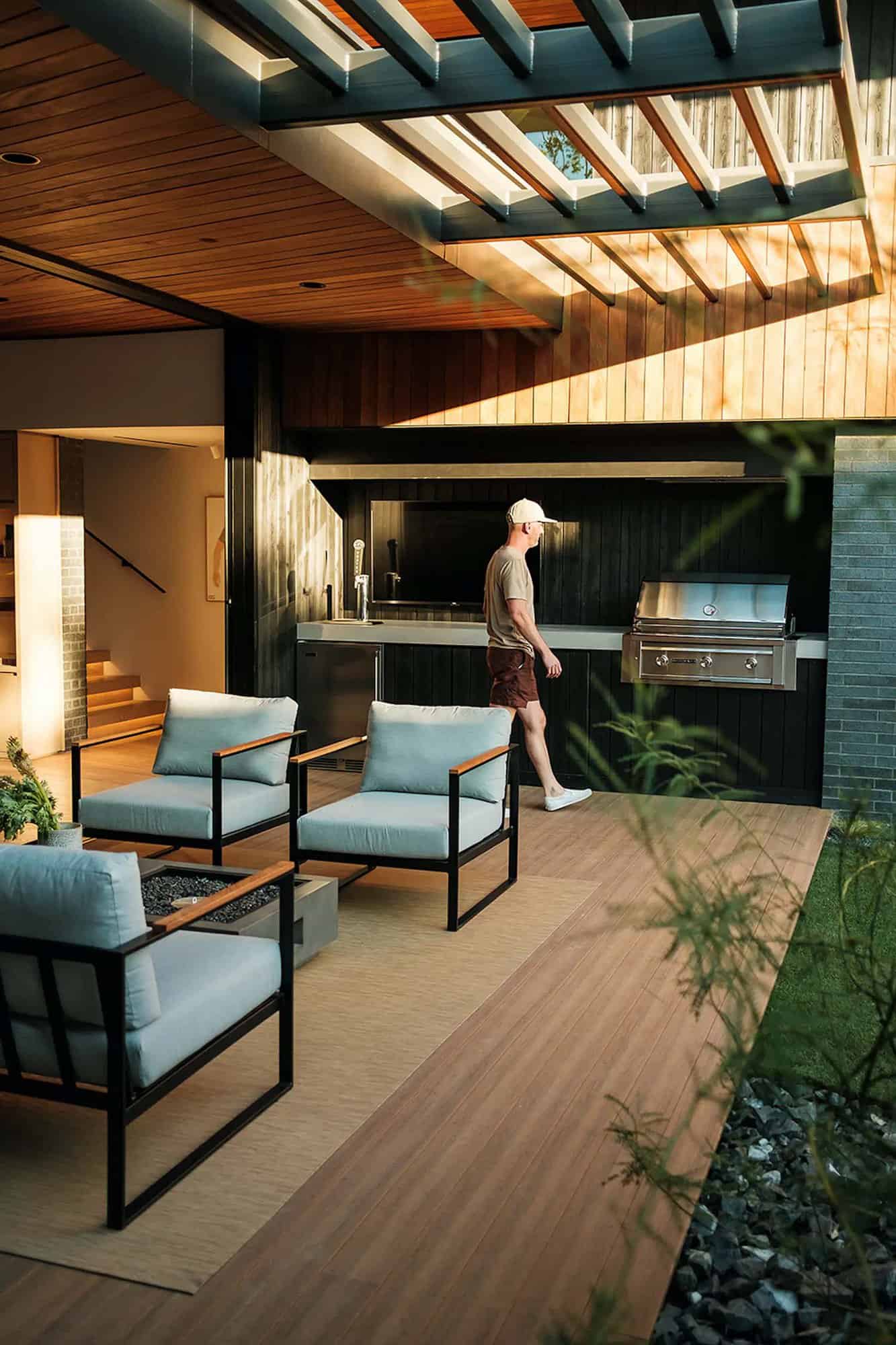 mid-century modern deck with outdoor furniture