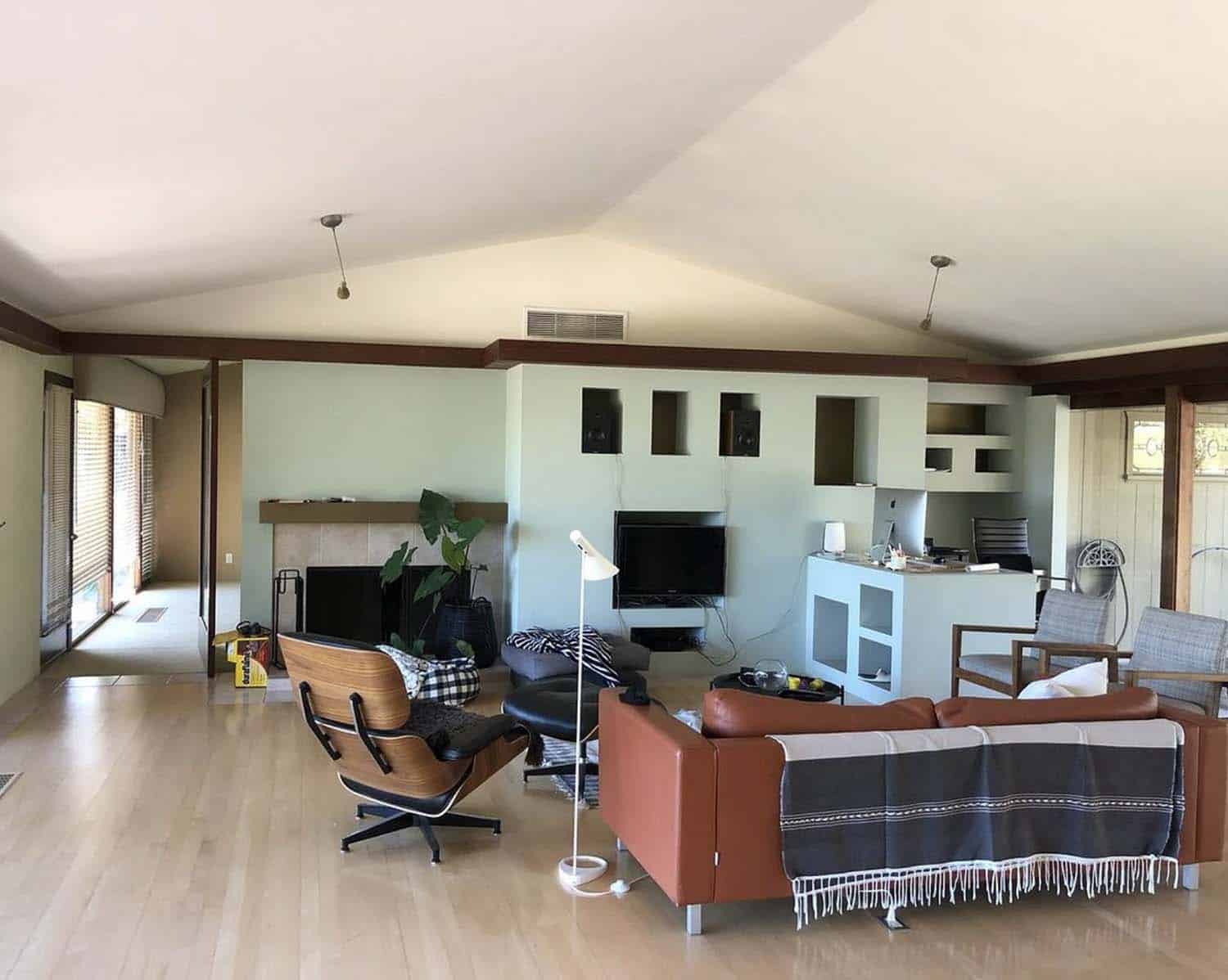 midcentury modern living room before the renovation