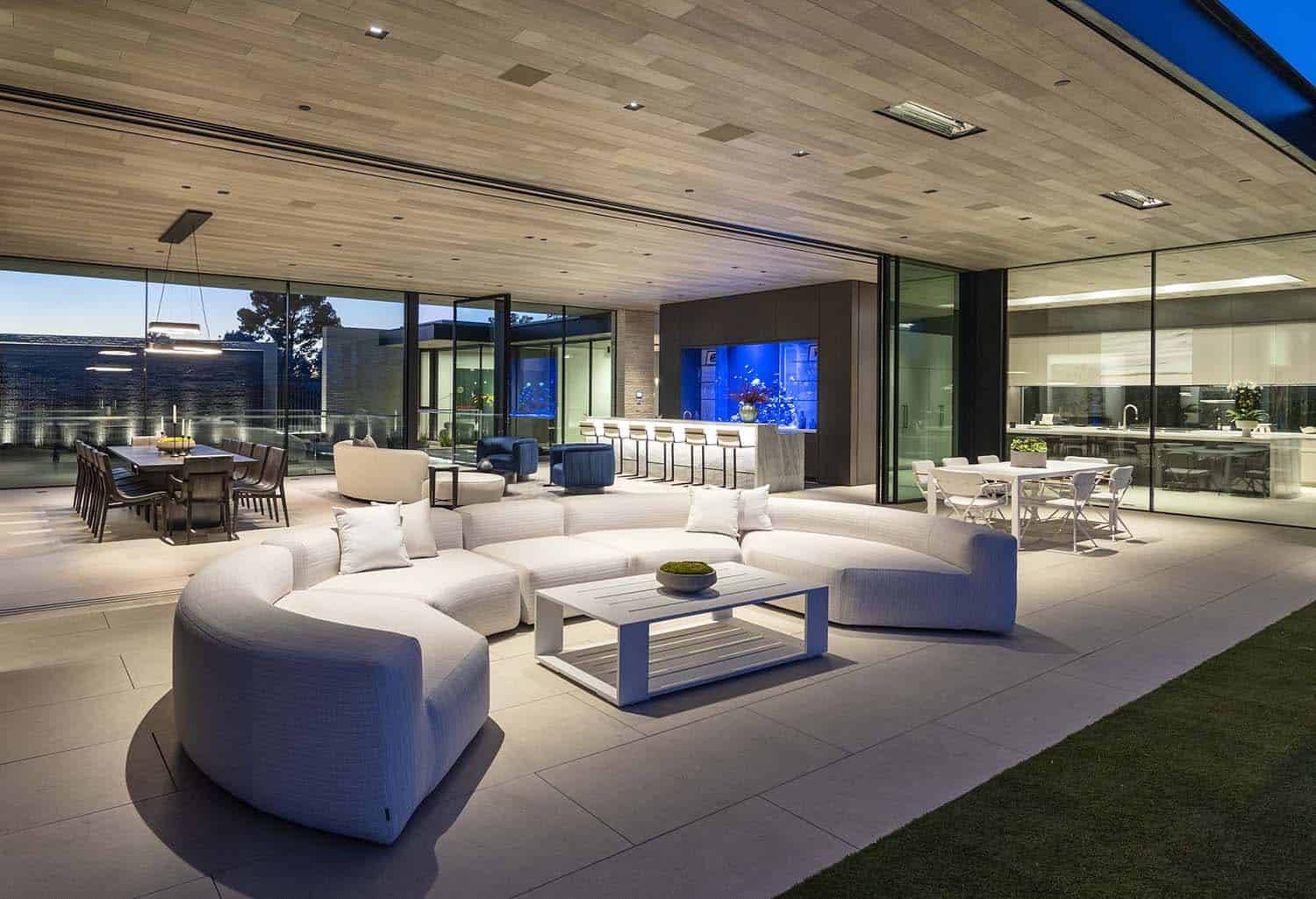 modern home exterior patio with outdoor lounge furniture