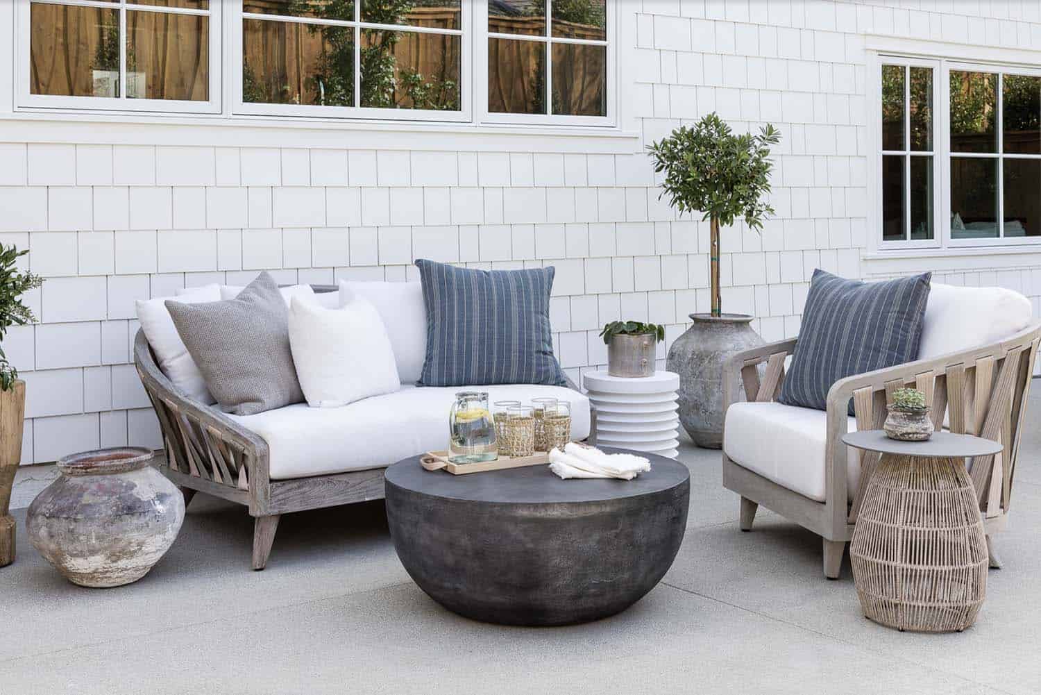 coastal style backyard patio with outdoor furniture