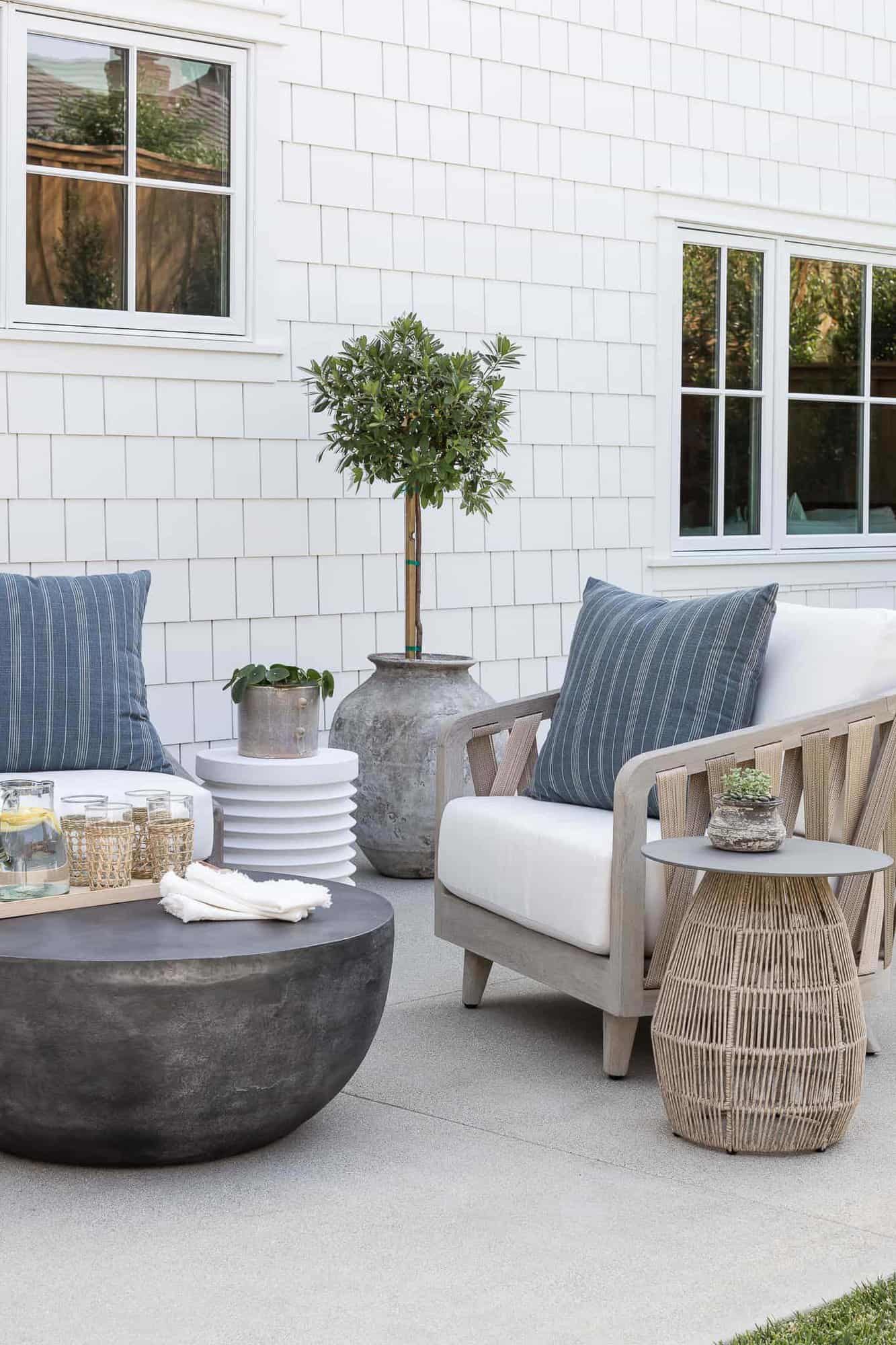 coastal style backyard patio with outdoor furniture