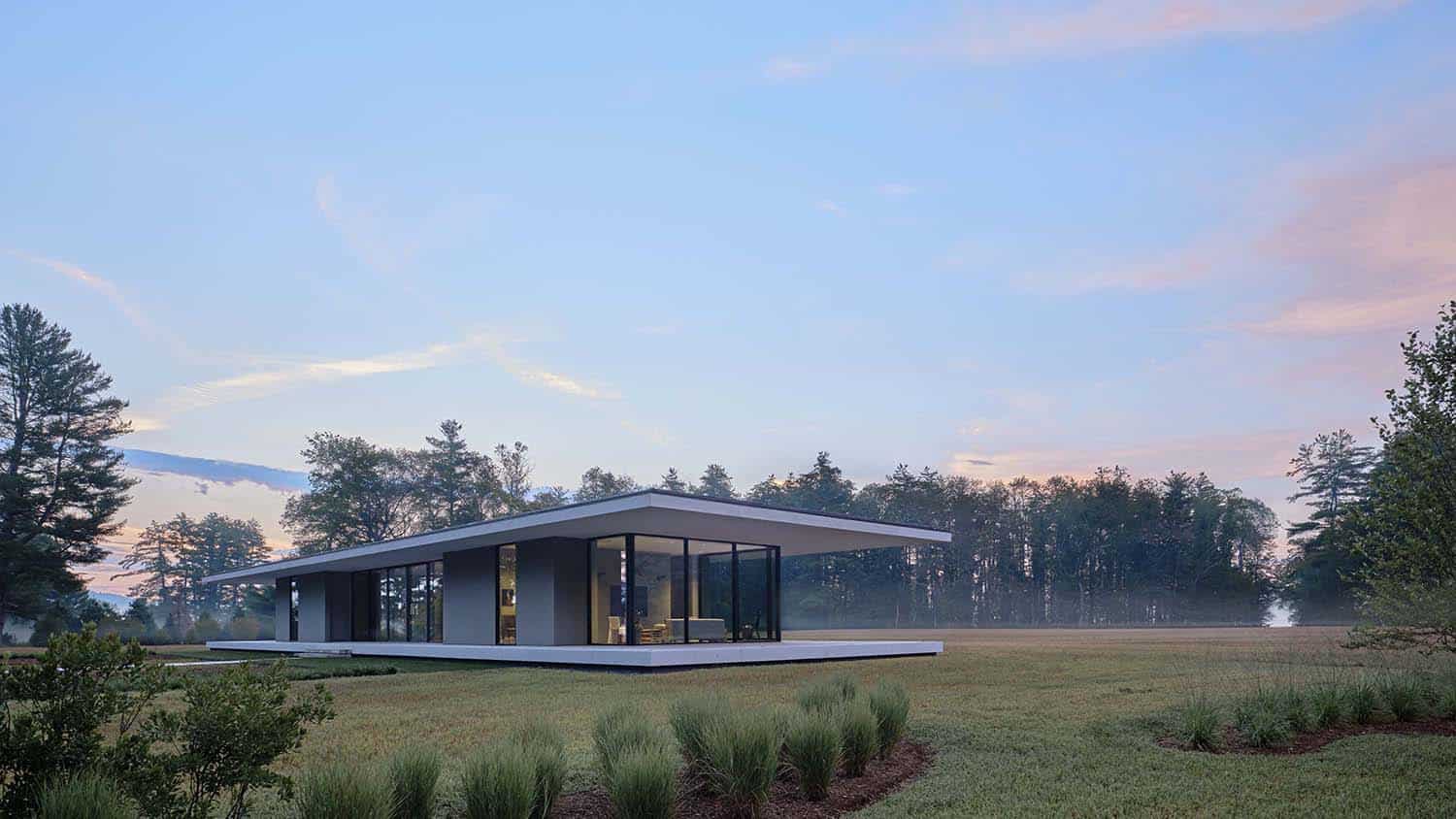 minimalist glass house exterior