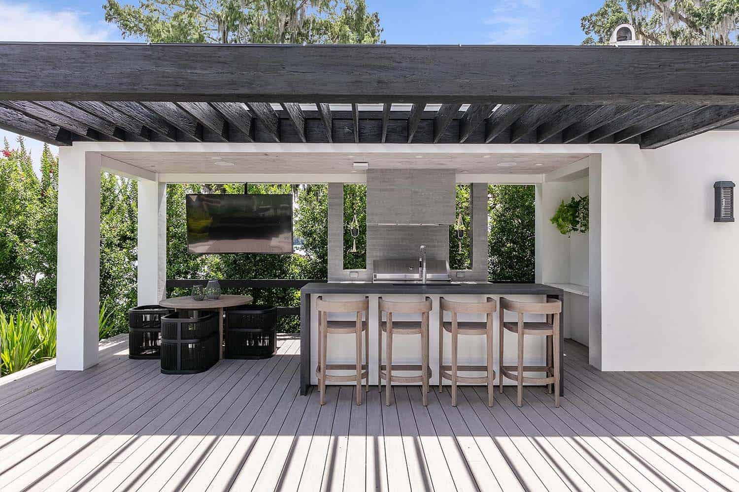 transitional style home outdoor covered patio with a kitchen and dining area