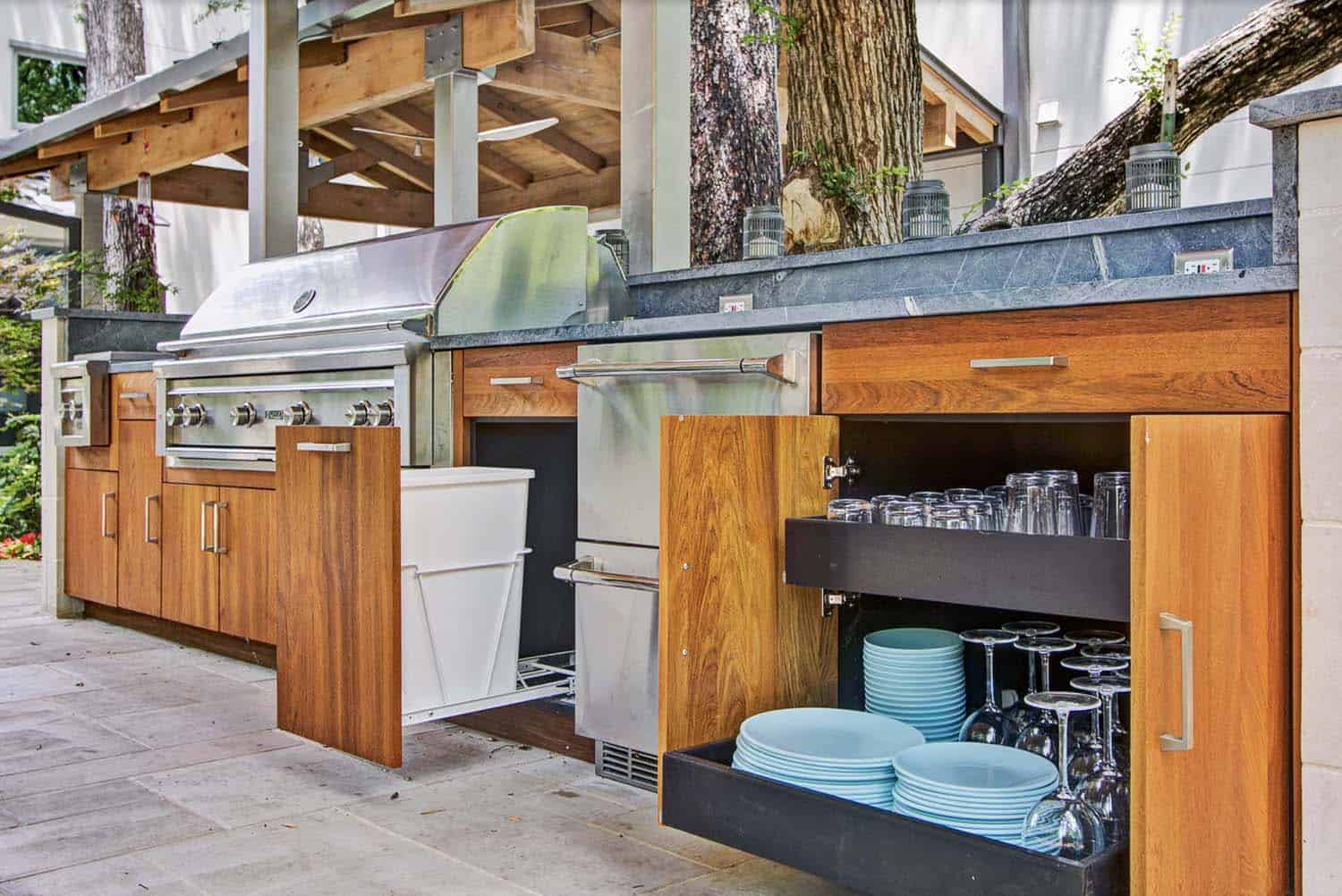 traditional patio with an outdoor grilling station and cabinet storage