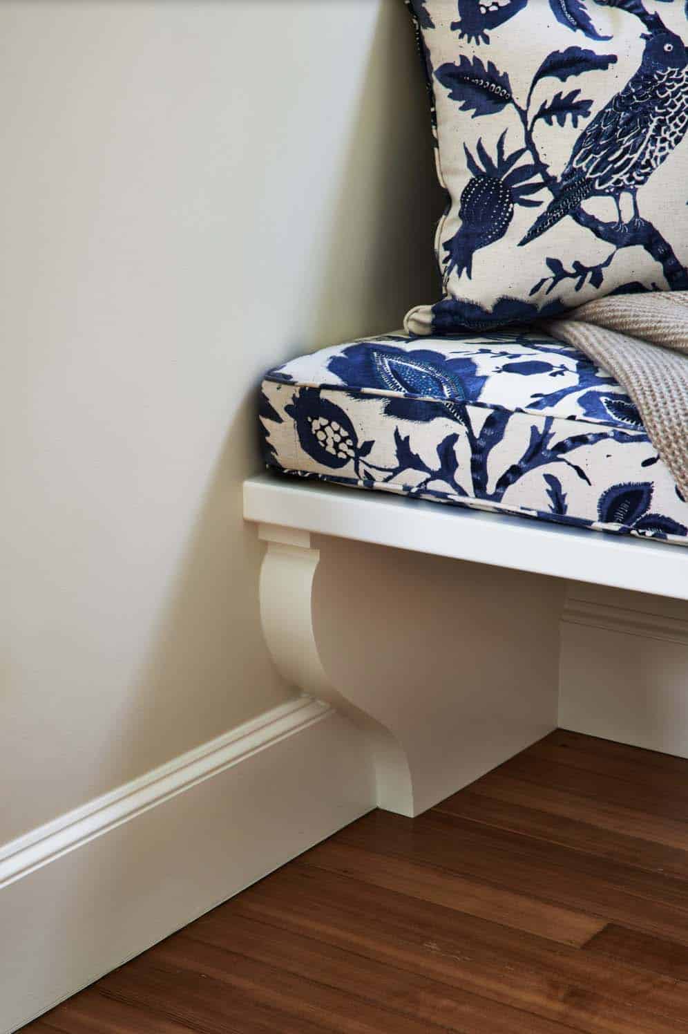 beach style built-in bench detail