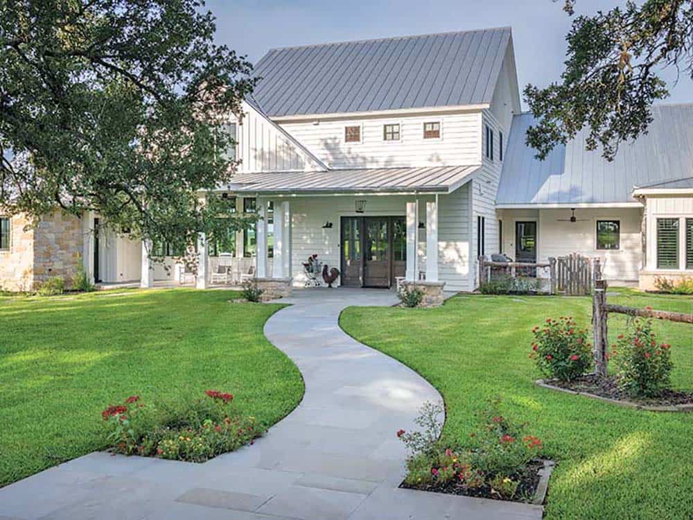 A Texas farmhouse getaway with refined rustic design in the countryside