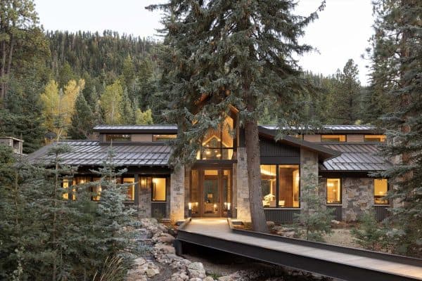featured posts image for Impressive Colorado mountain retreat surrounded by an evergreen forest