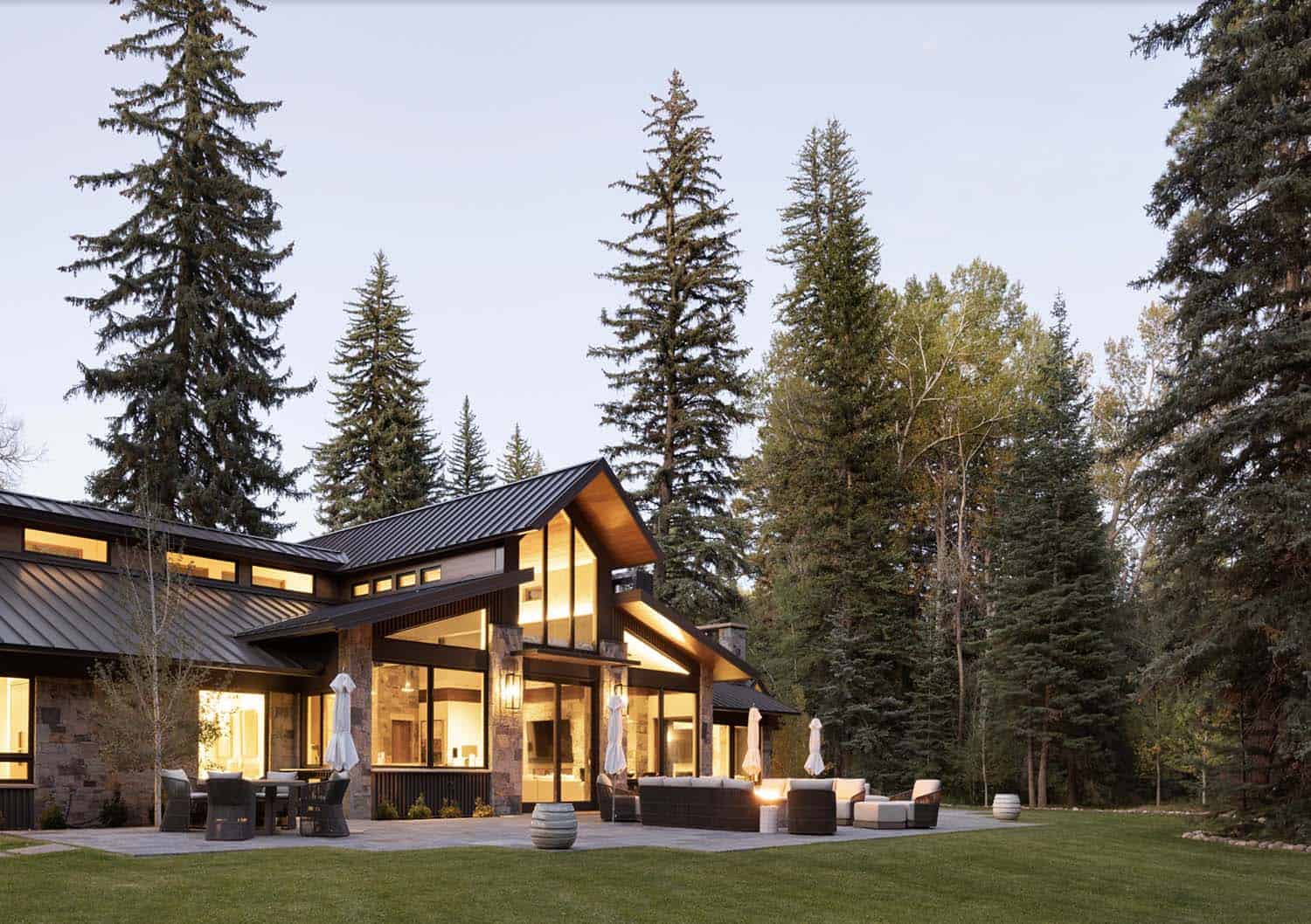 modern rustic mountain home exterior at dusk