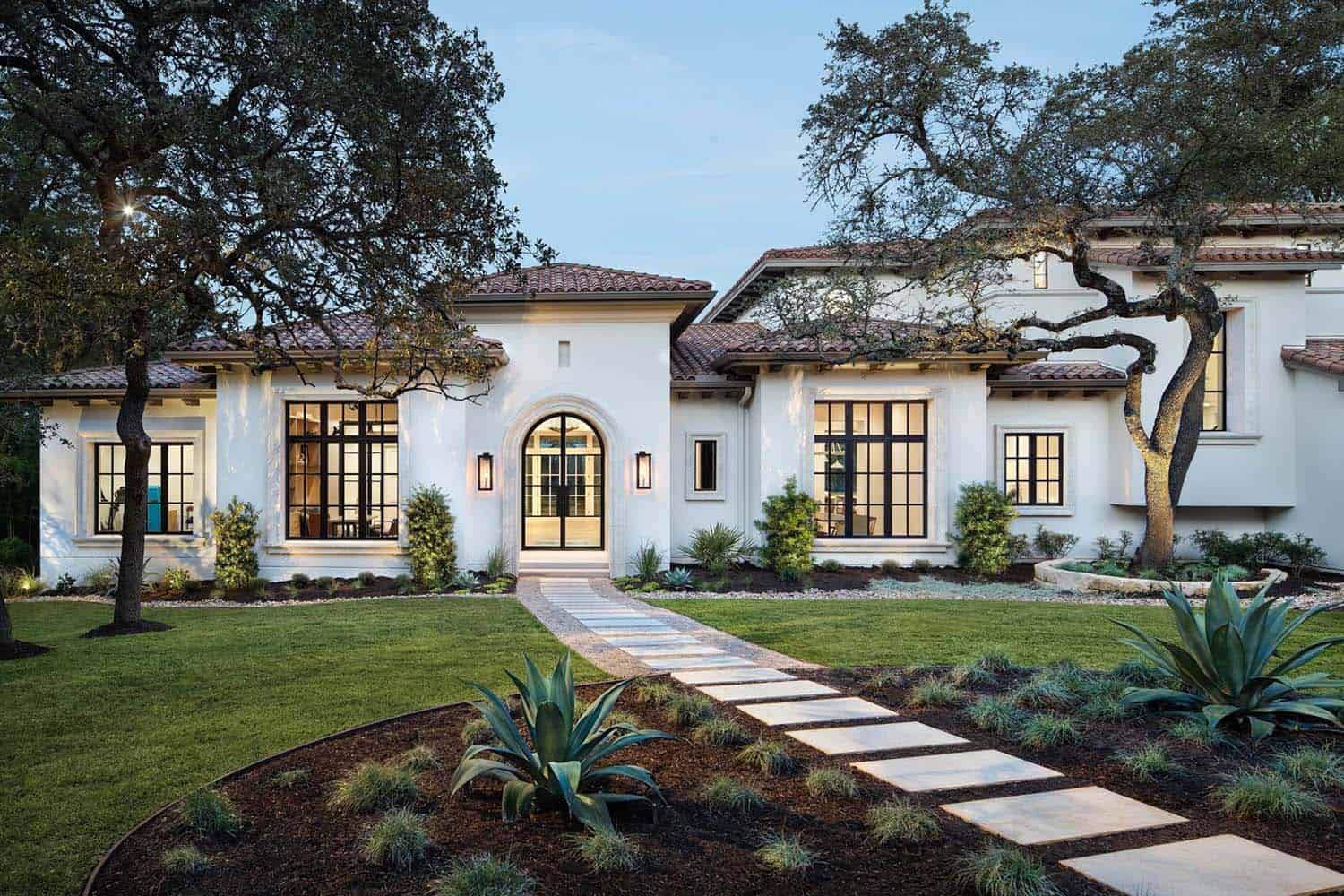 See this incredibly stunning Santa Barbara modern style home in Texas